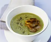 Brokkolicremesuppe mit gebratenen Austernpilzen