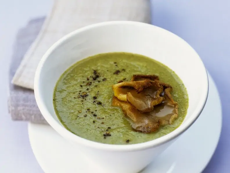 Brokkolicremesuppe mit gebratenen Austernpilzen