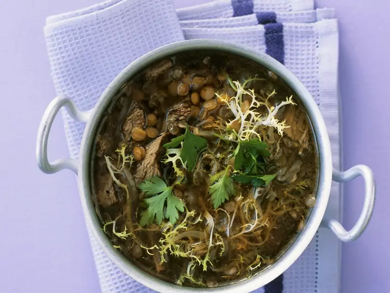 Lammsuppe mit Friseesalat