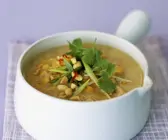 Gelbe Schälerbsensuppe mit Hühnerfleisch