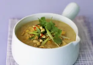 Gelbe Schälerbsensuppe mit Hühnerfleisch