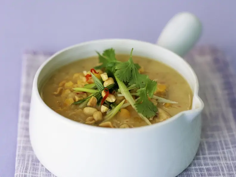 Gelbe Schälerbsensuppe mit Hühnerfleisch
