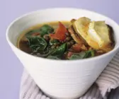 Linseneintopf mit Spinat und überbackenem Käsebaguette