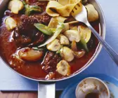 Gulasch mit Rotwein, Schalotten und Pilzen