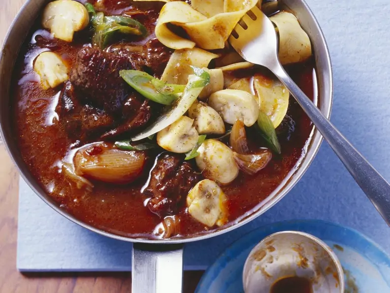 Gulasch mit Rotwein, Schalotten und Pilzen