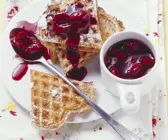 Schmandwaffeln mit Kirschsauce