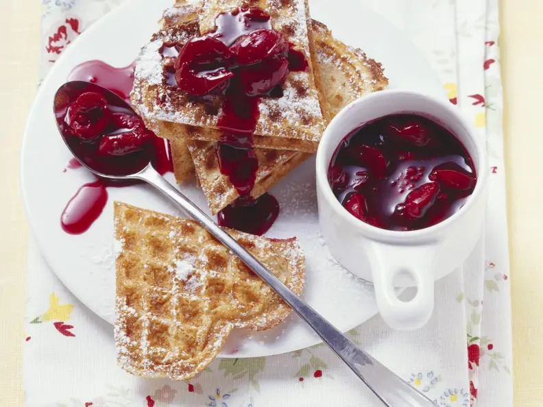 Schmandwaffeln mit Kirschsauce