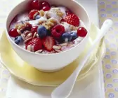 Amaranth-Müsli mit Waldbeeren