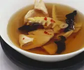 Scharfe Brühe mit Hühnchen und Mu-Err-Pilzen