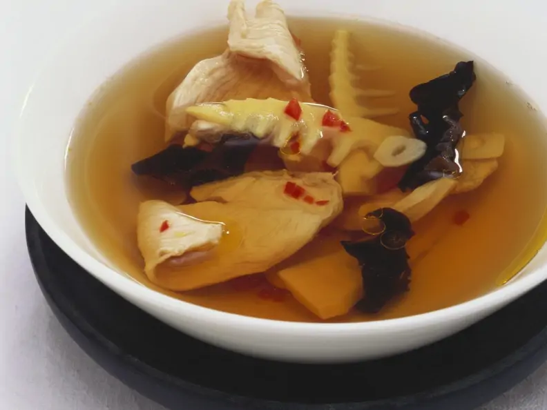 Scharfe Brühe mit Hühnchen und Mu-Err-Pilzen