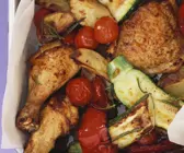 Gebackene Hähnchenkeulen mit Gemüse und Kartoffeln