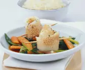 Wasabi-Fisch-Rouladen auf Gemüse