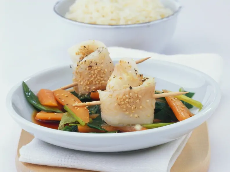 Wasabi-Fisch-Rouladen auf Gemüse