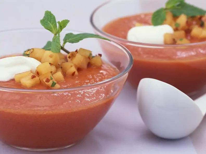 Kalte Tomatensuppe mit Melone und Chili