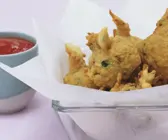 Frittierte Zucchini mit Tomatensugo