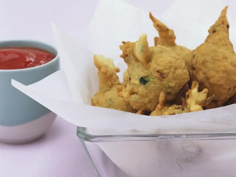 Frittierte Zucchini mit Tomatensugo
