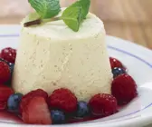 Creme auf bayerische Art (Bayerische Creme) mit Waldbeeren