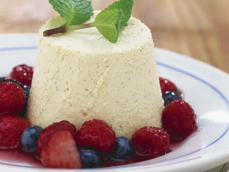 Creme auf bayerische Art (Bayerische Creme) mit Waldbeeren