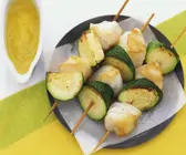 Zucchini-Kabeljau-Spieße mit Mangodip