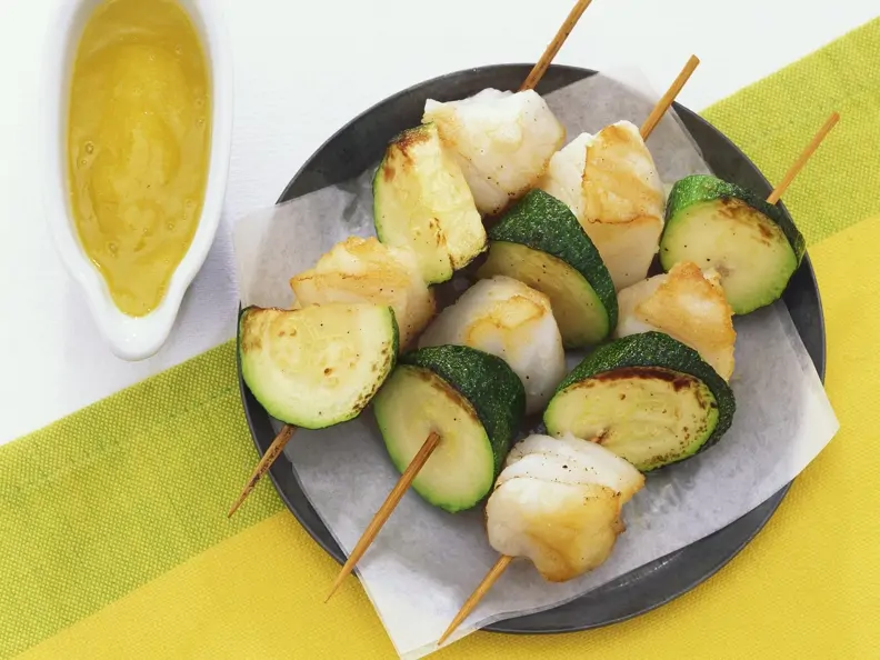 Zucchini-Kabeljau-Spieße mit Mangodip