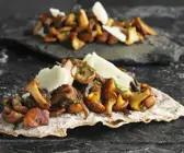 Knackiges Brot mit gemischten Pilzen und Parmesan