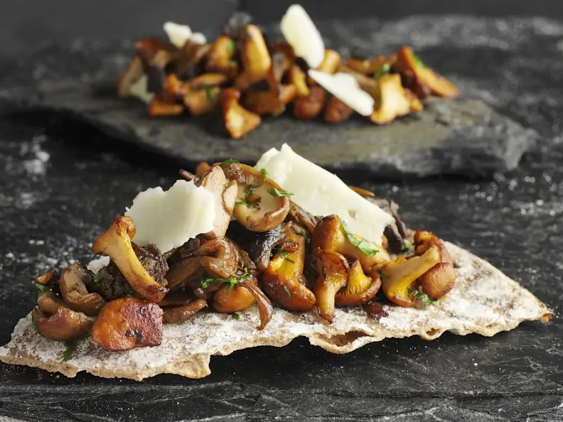 Knackiges Brot mit gemischten Pilzen und Parmesan