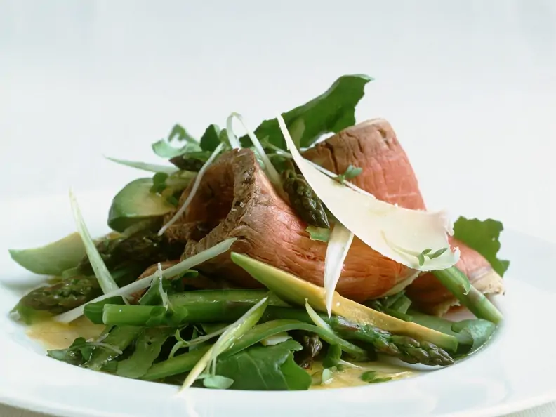 Roastbeef mit Spargel-Avocado-Salat