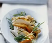 Raffiniert gefülltes Kräuterhähnchen mit gemischtem Gemüse