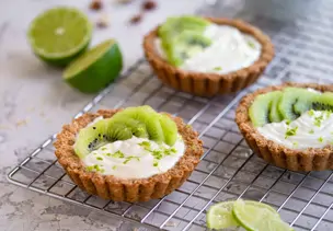Nuss-Haferflocken-Tartelettes mit Kiwi