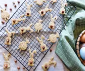 Osterhasen- und Schäfchen-Kekse auf einem Gitter
