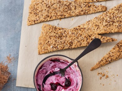 Knuspriges Brot mit fruchtig-süßem Aufstrich. Foto: DK Verlag/Sandra Eckhardt