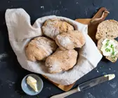 Einfache Sauerteigbrötchen