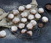 Chocolate Crinkle Cookies auf einem Kuchengitter