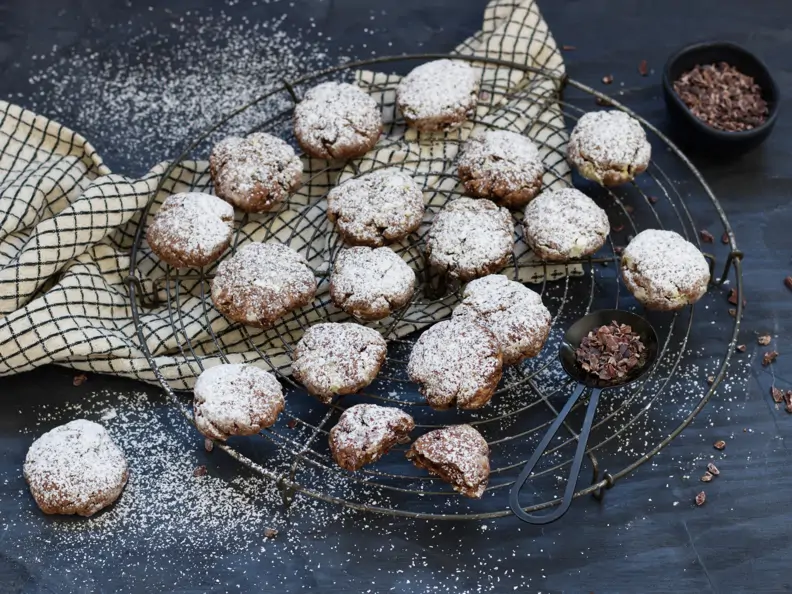 Chocolate Crinkle Cookies auf einem Kuchengitter
