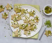 Matcha-Pistazien-Sterne auf weißem Teller
