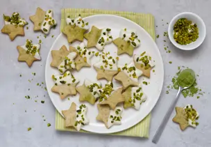 Matcha-Pistazien-Sterne auf weißem Teller