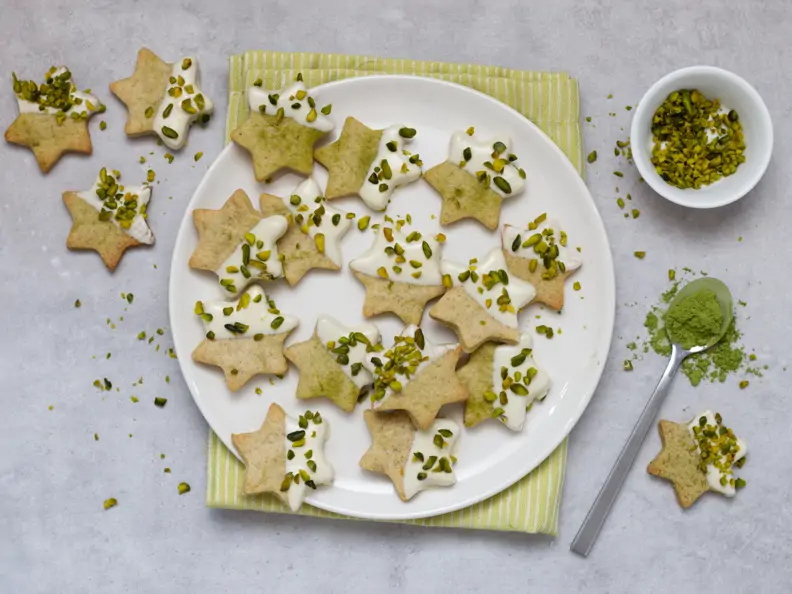 Matcha-Pistazien-Sterne auf weißem Teller