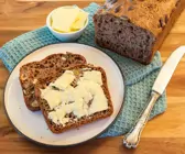 Dinkelvollkornbrot: aufgeschnitten und mit Butter bestrichen