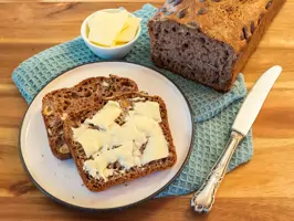 Dinkelvollkornbrot: aufgeschnitten und mit Butter bestrichen