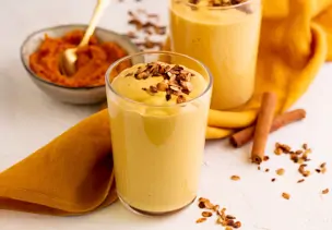 Pumpkin Pie Protein Smoothie mit Granola