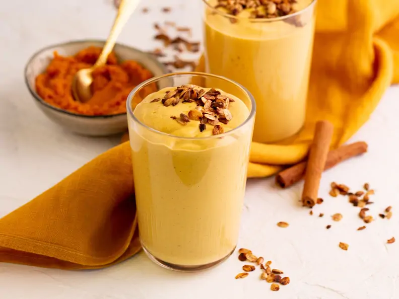 Pumpkin Pie Protein Smoothie mit Granola