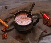 Spicy Hot Chocolate in dunkler Tasse
