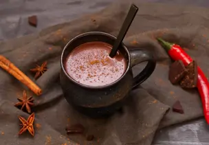 Spicy Hot Chocolate in dunkler Tasse