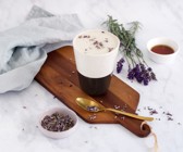 Lavendel-Latte mit Gewürzen