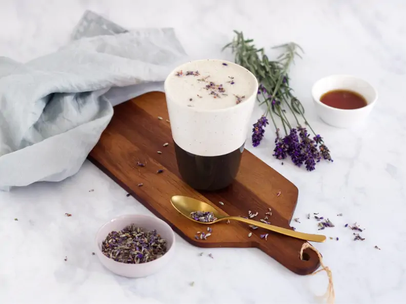 Lavendel-Latte mit Gewürzen