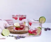 Lavendelwasser mit Himbeeren