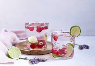 Lavendelwasser mit Himbeeren