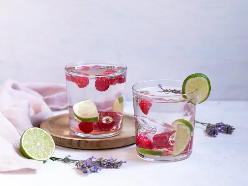 Lavendelwasser mit Himbeeren