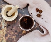 Ayurvedischer Tee mit Gewürzen