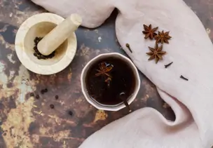 Ayurvedischer Tee mit Gewürzen